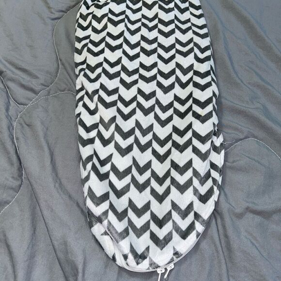Fleece swaddle size small/medium has a zippered bottom second listing - Picture 3 of 3